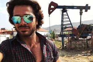 Ахмадов: Убегая с уроков, я шел бродить по окрестным развалинам в компании бездомных собак, которые не раз меня кусали. Никаких прививок, разумеется, мне не делали, удивляет лишь одно, как, обитая в таких условиях, я выжил