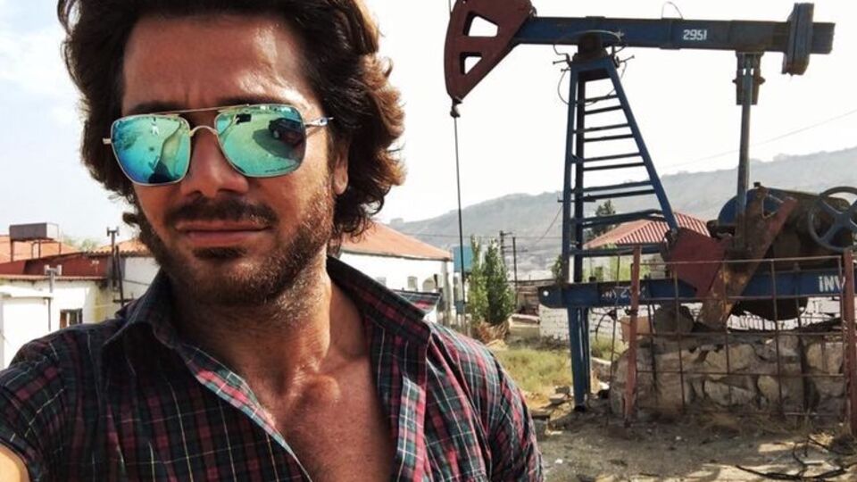 Ахмадов: Убегая с уроков, я шел бродить по окрестным развалинам в компании бездомных собак, которые не раз меня кусали. Никаких прививок, разумеется, мне не делали, удивляет лишь одно, как, обитая в таких условиях, я выжил