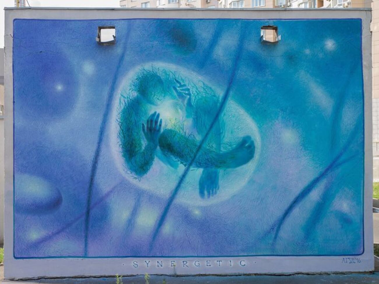 Образ человека, оплетенного растениями, символизирует связь с процессами глобальной эволюции