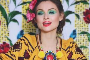 Эллис-Бекстор снялась в клипе в ярких вышиванках