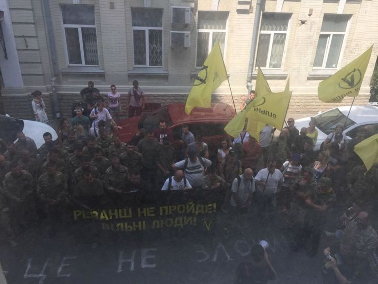 Активисты пришли на суд по избранию меры пресечения Ефремову