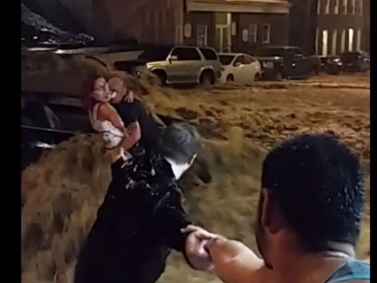 Одному из мужчин пришлось взять женщину на руки, так как она боялась течения