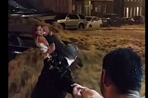 Одному из мужчин пришлось взять женщину на руки, так как она боялась течения