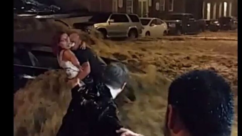 Одному из мужчин пришлось взять женщину на руки, так как она боялась течения