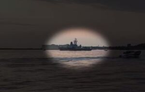 В Севастопольской бухте стоит военный корабль