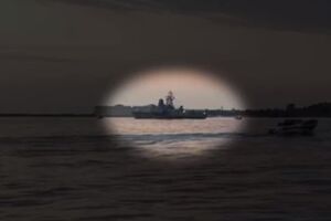 В Севастопольской бухте стоит военный корабль