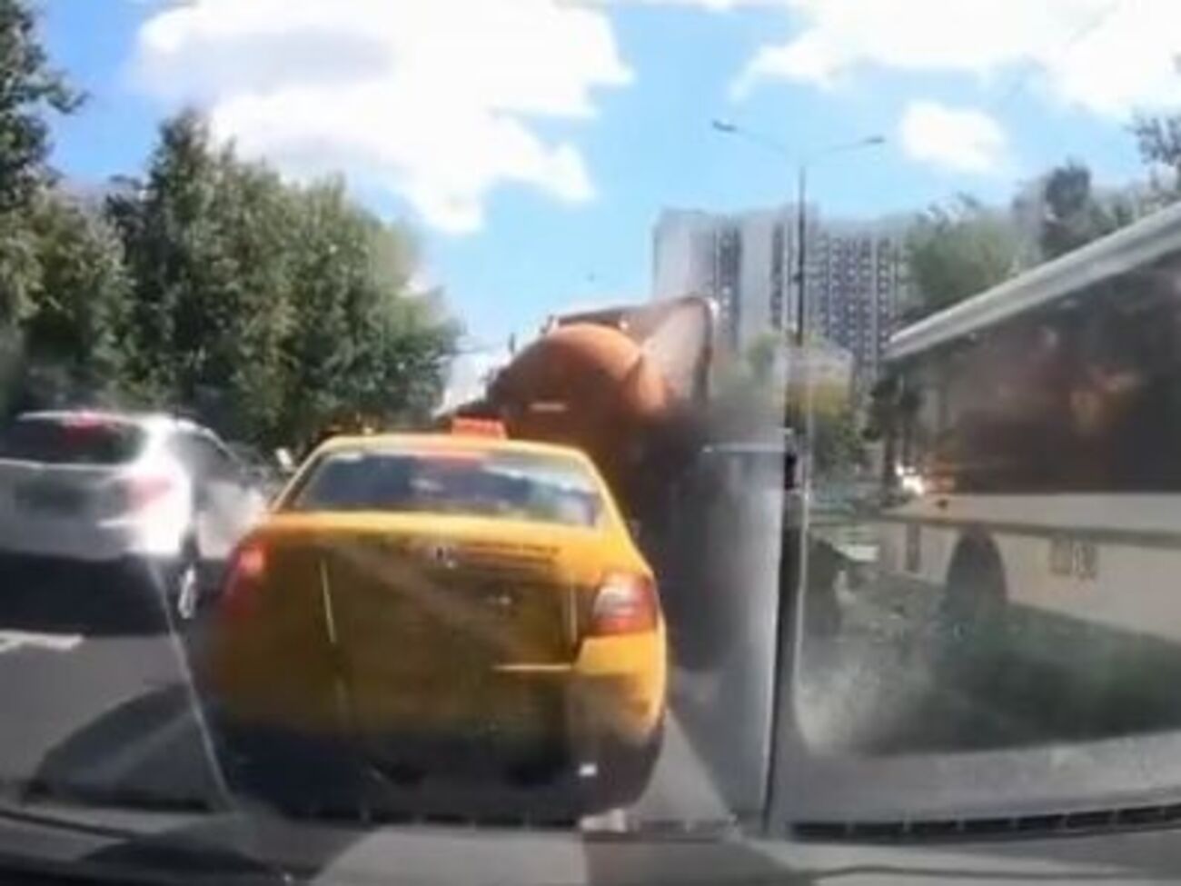 Нечистоты из поврежденной цистерны ассенизаторского авто пролились на дорогу