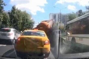 Нечистоты из поврежденной цистерны ассенизаторского авто пролились на дорогу