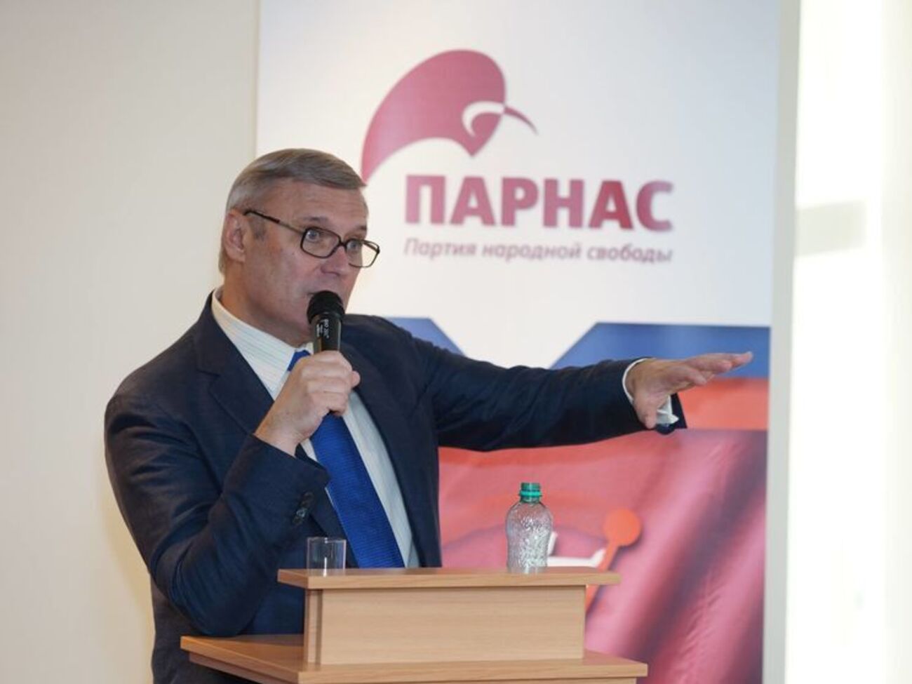 От Касьянова и его однопартийцев требовали уехать из страны