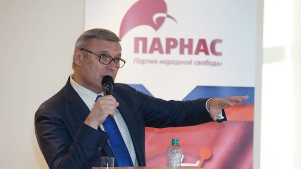 От Касьянова и его однопартийцев требовали уехать из страны