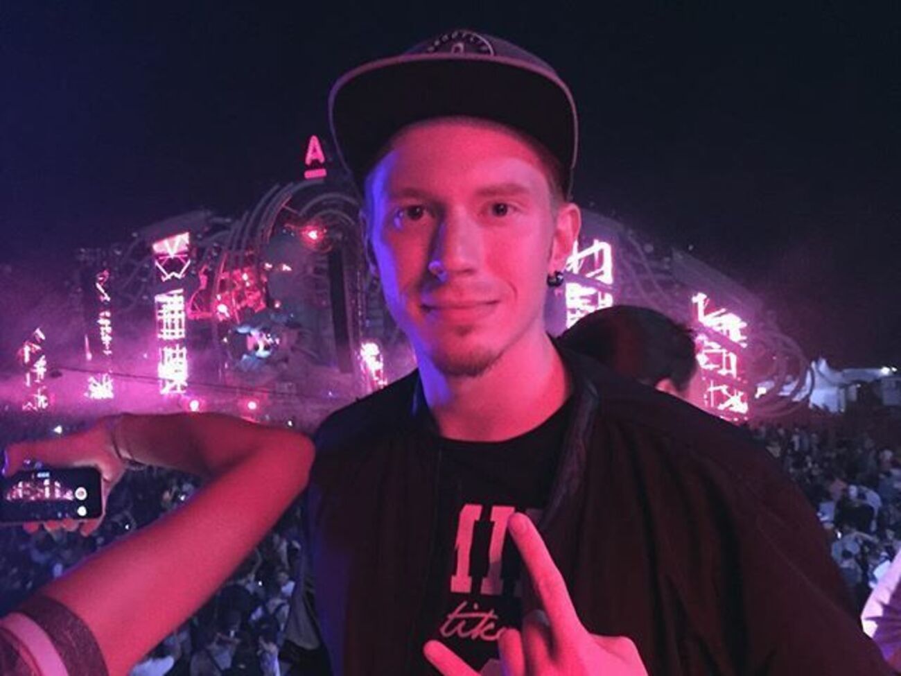 Никита Пресняков:&nbsp;Неделька отдыха во Франции с семьей, братом, любимой девушкой и юными друзьями!