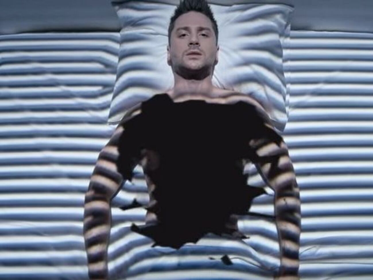 Авторы ролика вложили в текст песни смысл видеоряда клипа