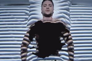 Авторы ролика вложили в текст песни смысл видеоряда клипа