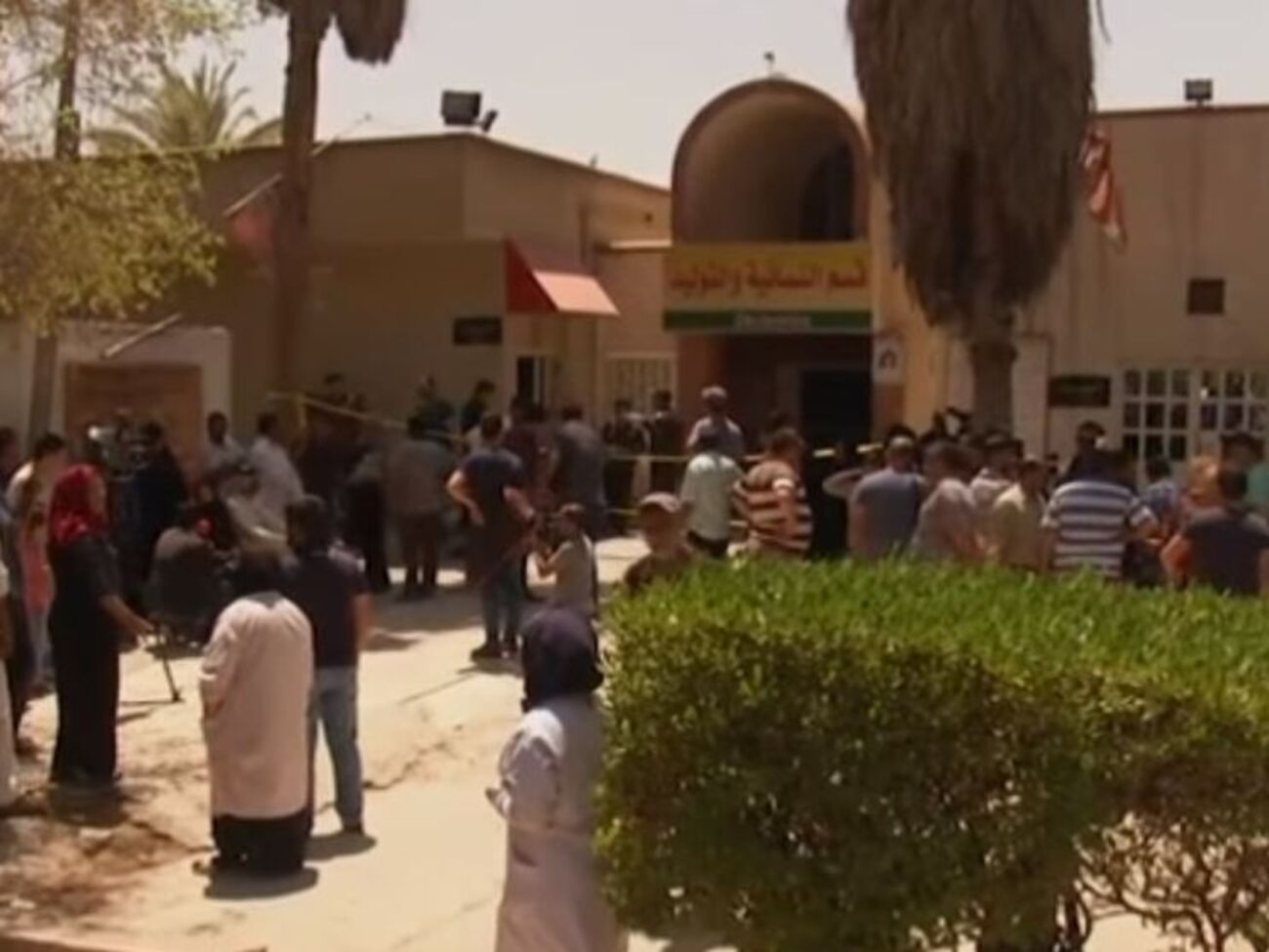 По предварительной версии, пожар вспыхнул поздно вечером во вторник в родильном отделении в больнице Ярмук