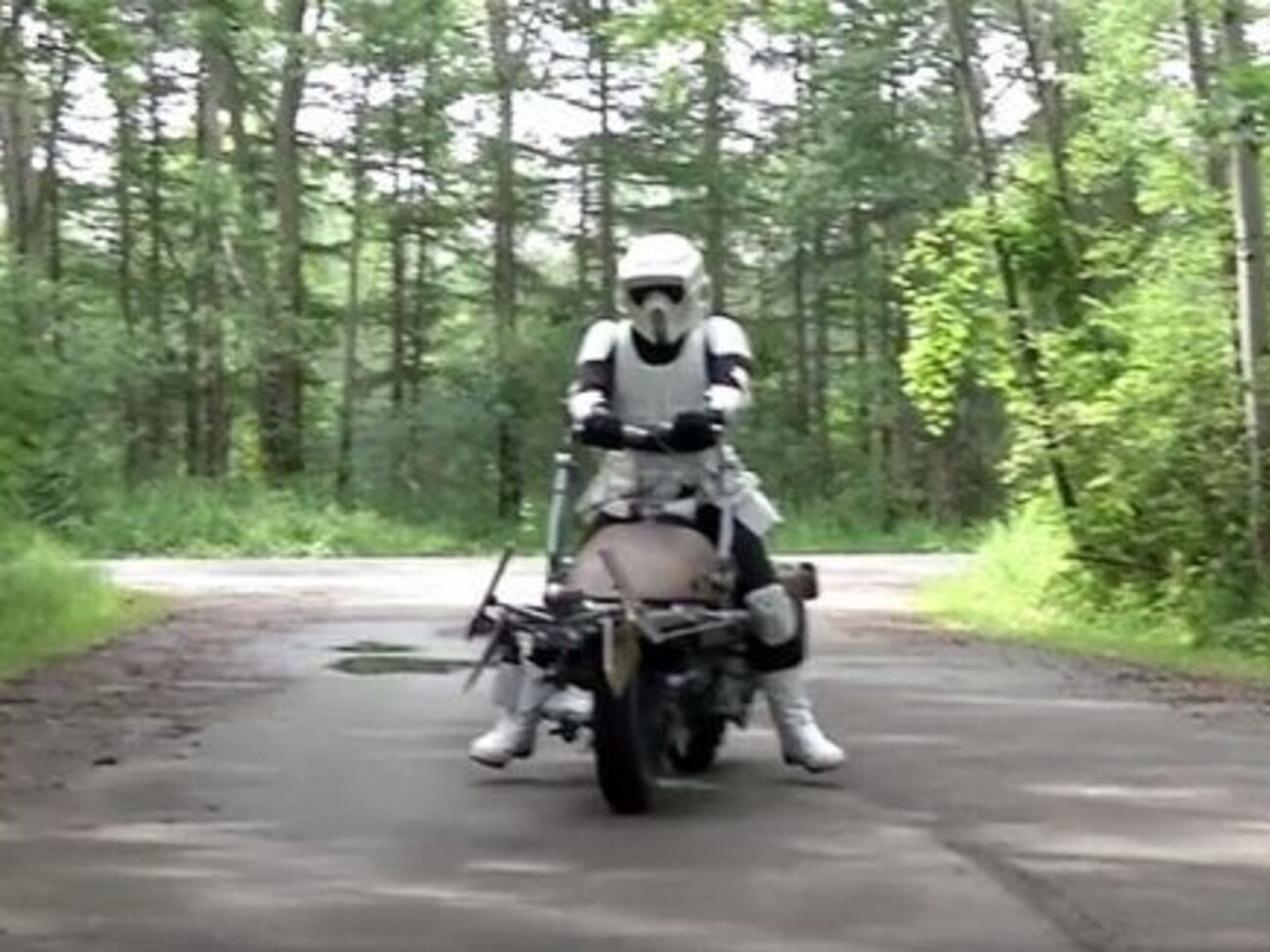 Мотоцикл издает такие же звуки, как тот, который показан в фильме "Звездные войны"