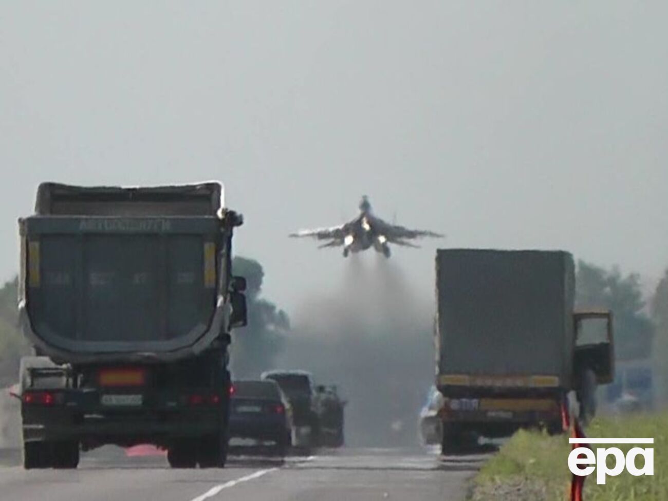 Украинские истребители в рамках учений приземлились на автотрассе