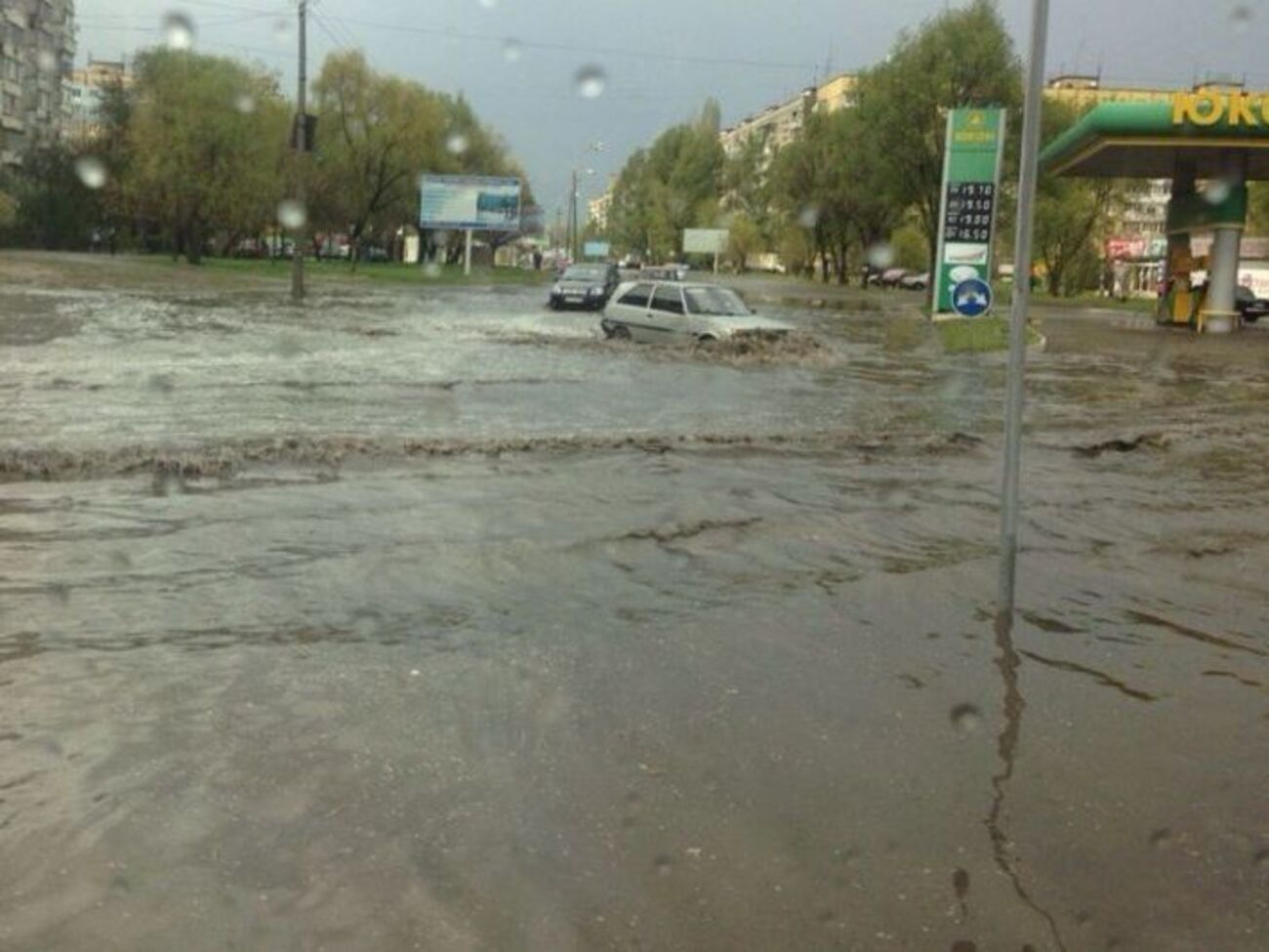 В Днепре ливнем затопило отдельные улицы
