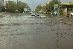 В Днепре ливнем затопило отдельные улицы