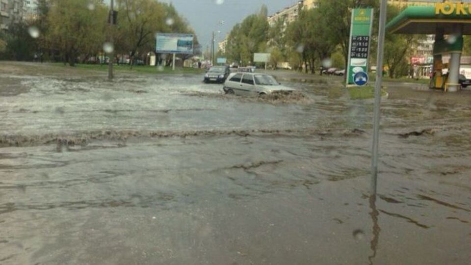 В Днепре ливнем затопило отдельные улицы