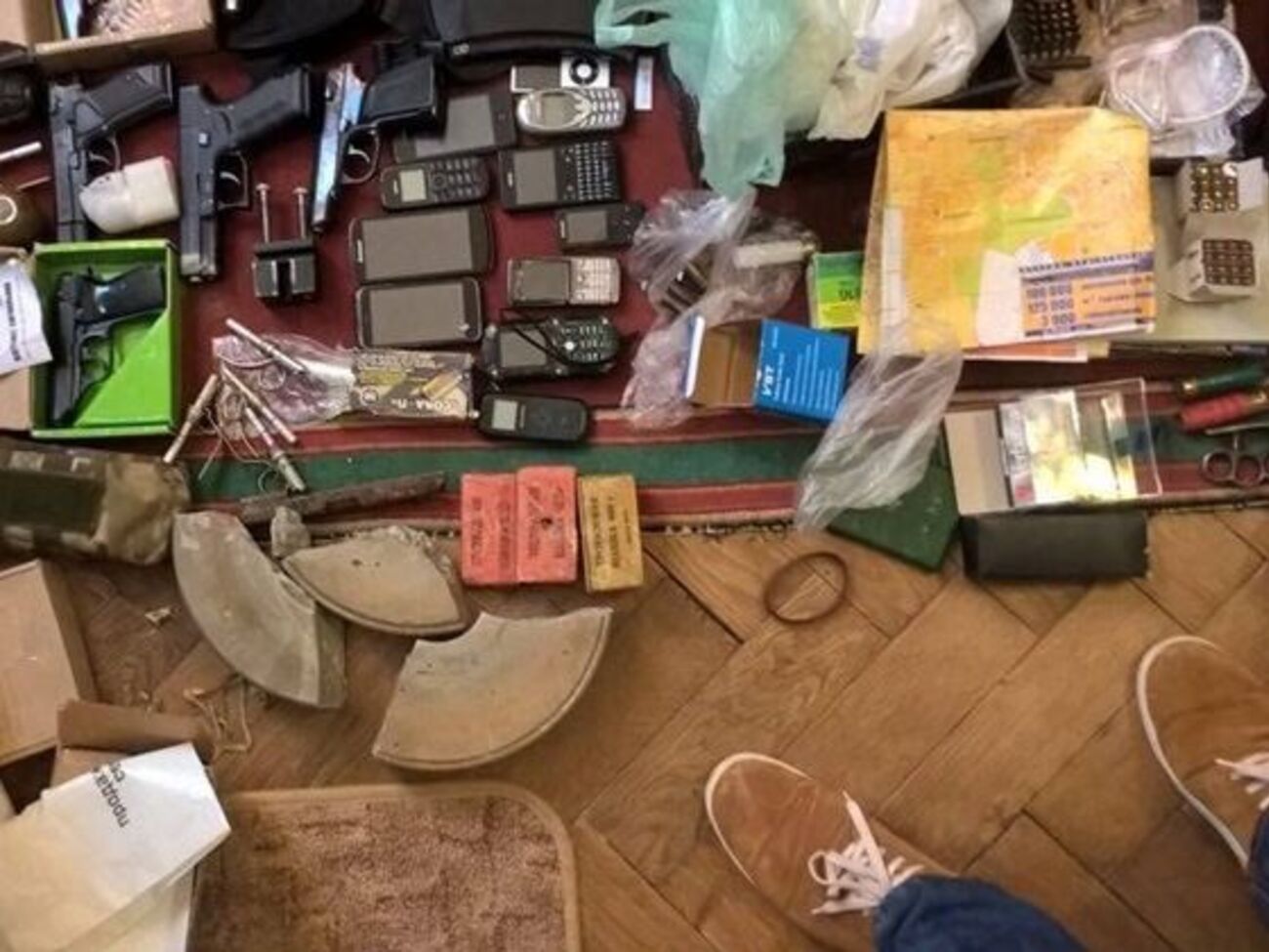 По данным СБУ, арестованные собирались заложить взрывчатку на железнодорожном пути