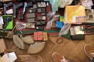 По данным СБУ, арестованные собирались заложить взрывчатку на железнодорожном пути