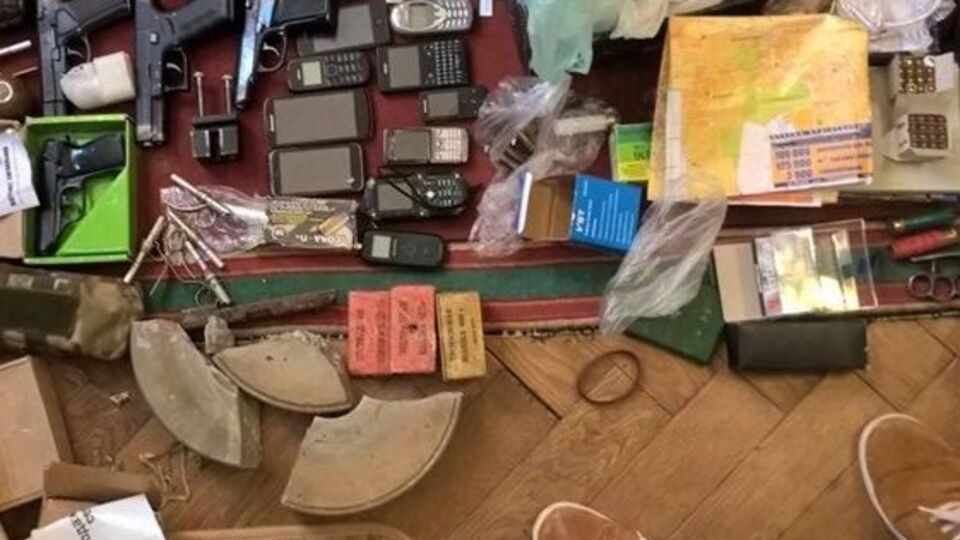 По данным СБУ, арестованные собирались заложить взрывчатку на железнодорожном пути