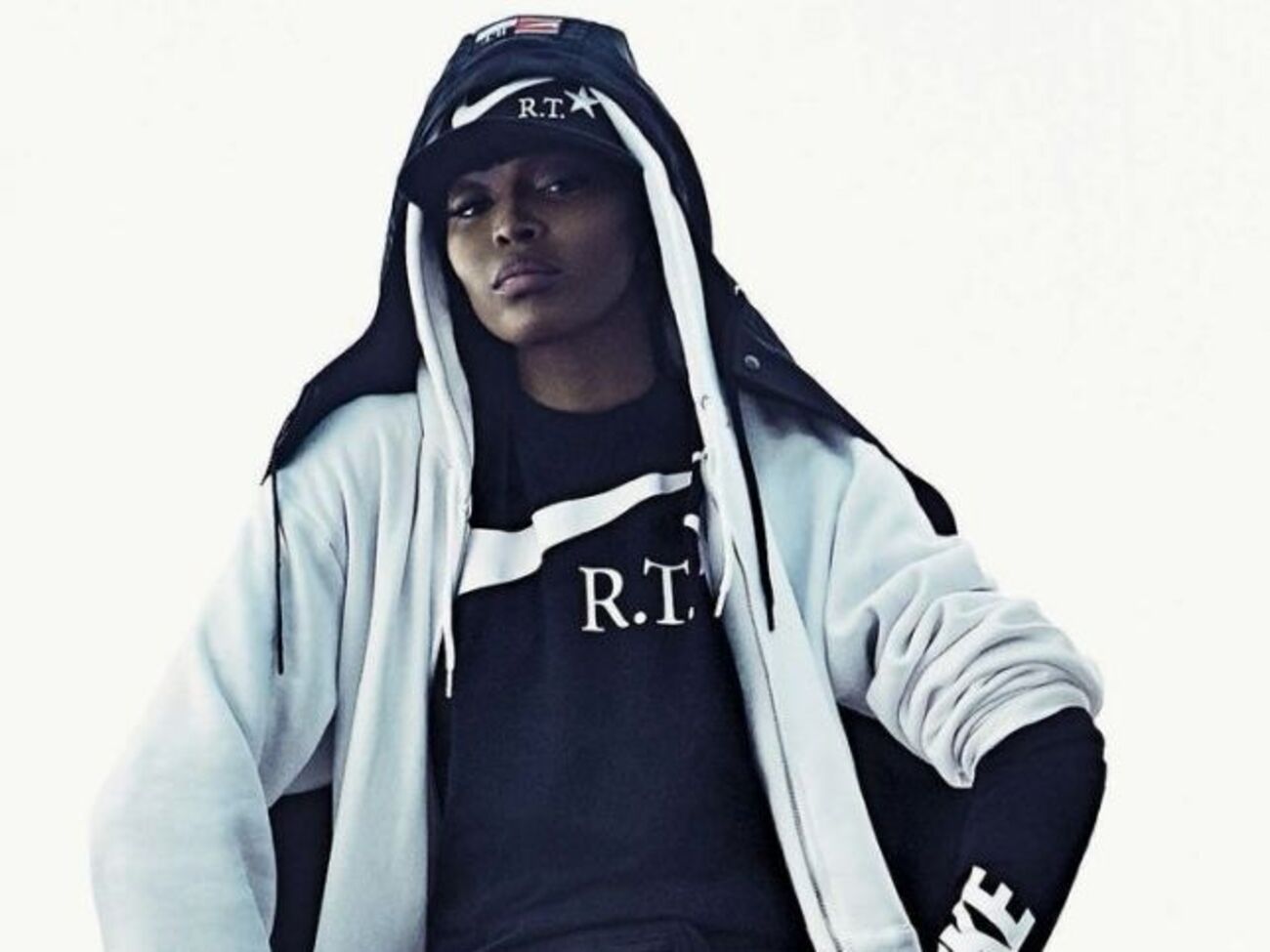 Кэмпбелл позировала в спортивной форме