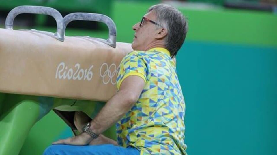 Сартинский наблюдает за выступлением Верняева