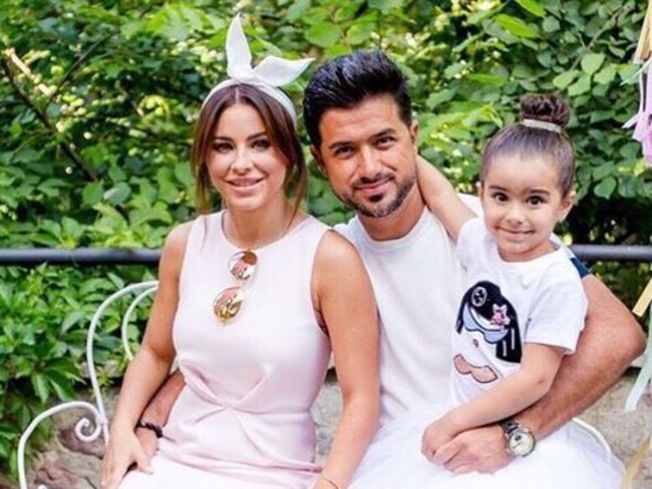 Мурат (по центру на фото) показал новое фото пятилетней дочери (справа на фото)