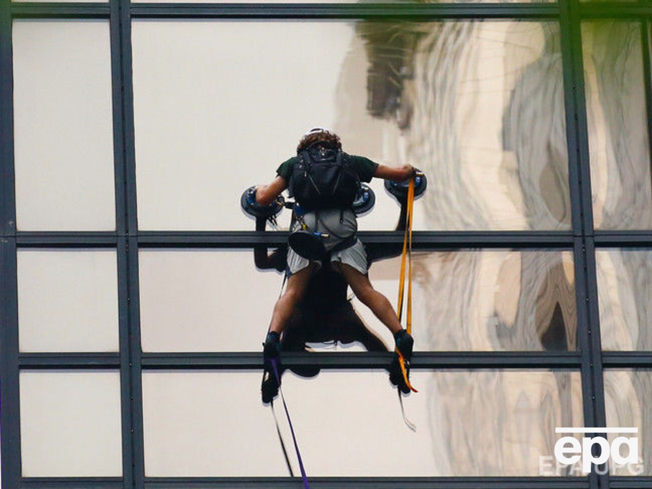 Мужчина взбирался вверх по небоскребу с намерением встретиться с Трампом