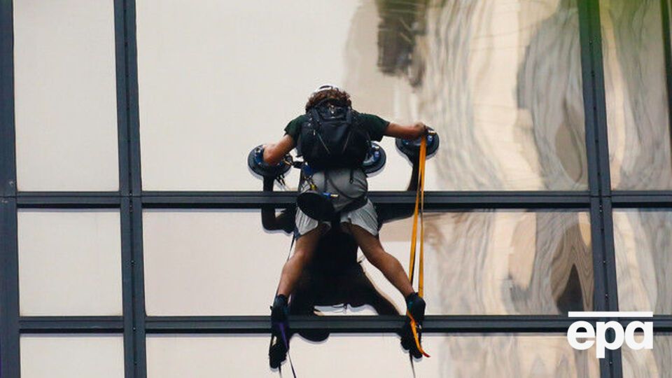 Мужчина взбирался вверх по небоскребу с намерением встретиться с Трампом