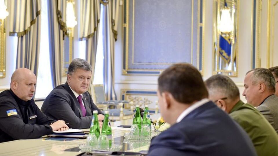 Порошенко поручил силовикам привести силы в боевую готовность