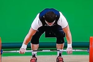 Армянский штангист Андраник Карапецян выступает в весовой категории до 77 кг