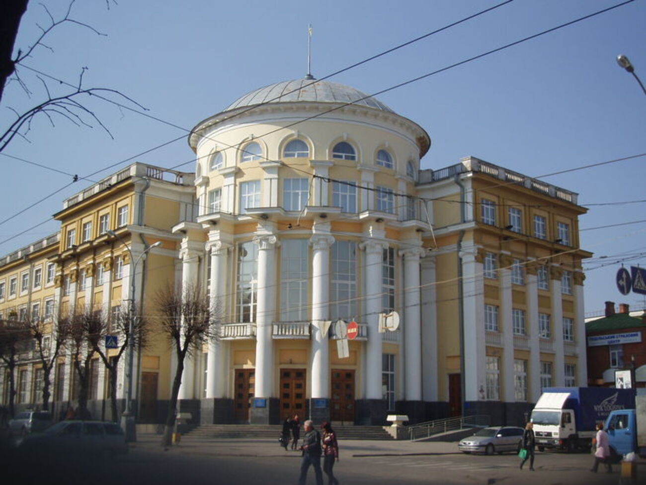 Хулиган разбил окна на первом этаже