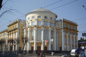 Хулиган разбил окна на первом этаже