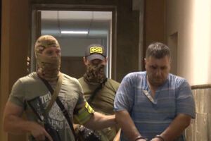 Панова (справа) доставили в Симферополь