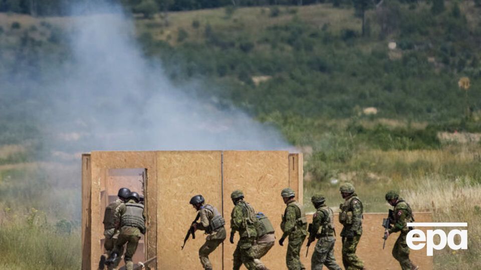 Перестрелку в Армянске устроили российские десантники, сообщил агентству "Интерфакс-Украина" источник в силовых структурах