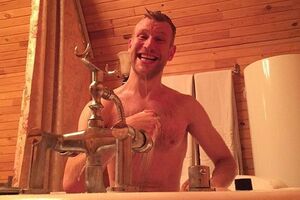 Дорн применил полотенце для записи песни