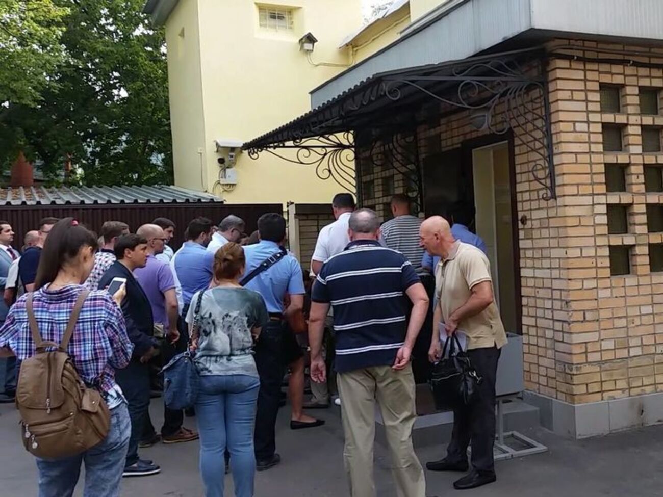 Новиков:&nbsp;Каждую пятницу в 9 утра у входа в СИЗО "Лефортово" адвокаты проводят жеребьевку очереди на посещение арестантов