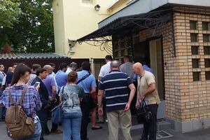 Новиков: Каждую пятницу в 9 утра у входа в СИЗО "Лефортово" адвокаты проводят жеребьевку очереди на посещение арестантов