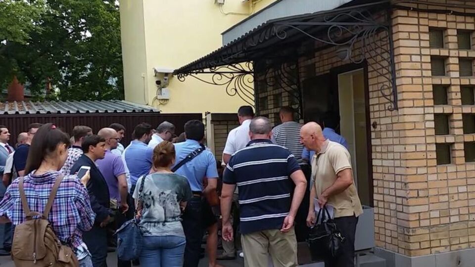 Новиков: Каждую пятницу в 9 утра у входа в СИЗО "Лефортово" адвокаты проводят жеребьевку очереди на посещение арестантов