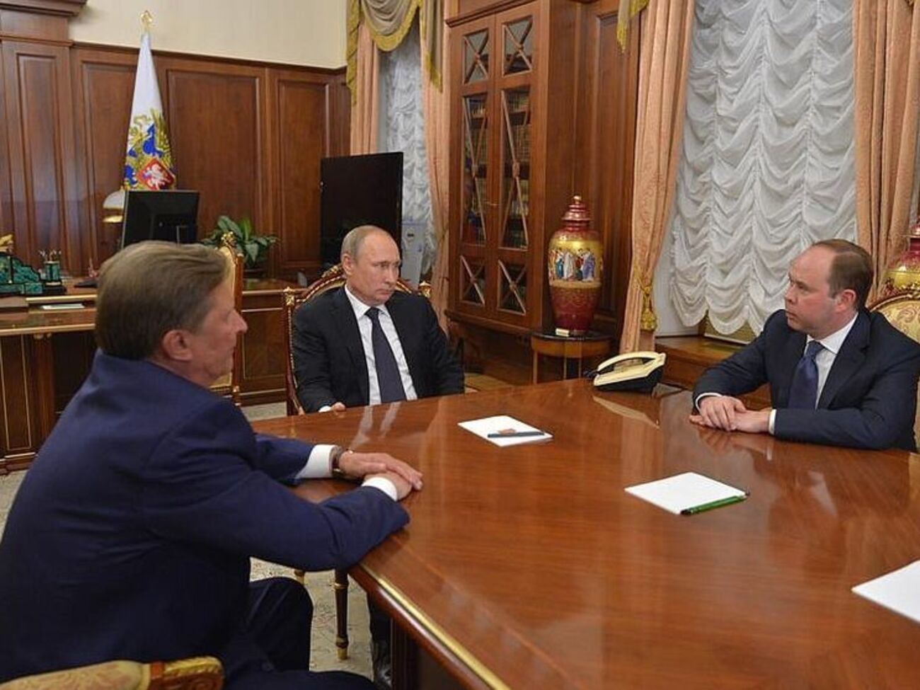 Путин заявил, что Иванов (слева) сам хотел покинуть пост