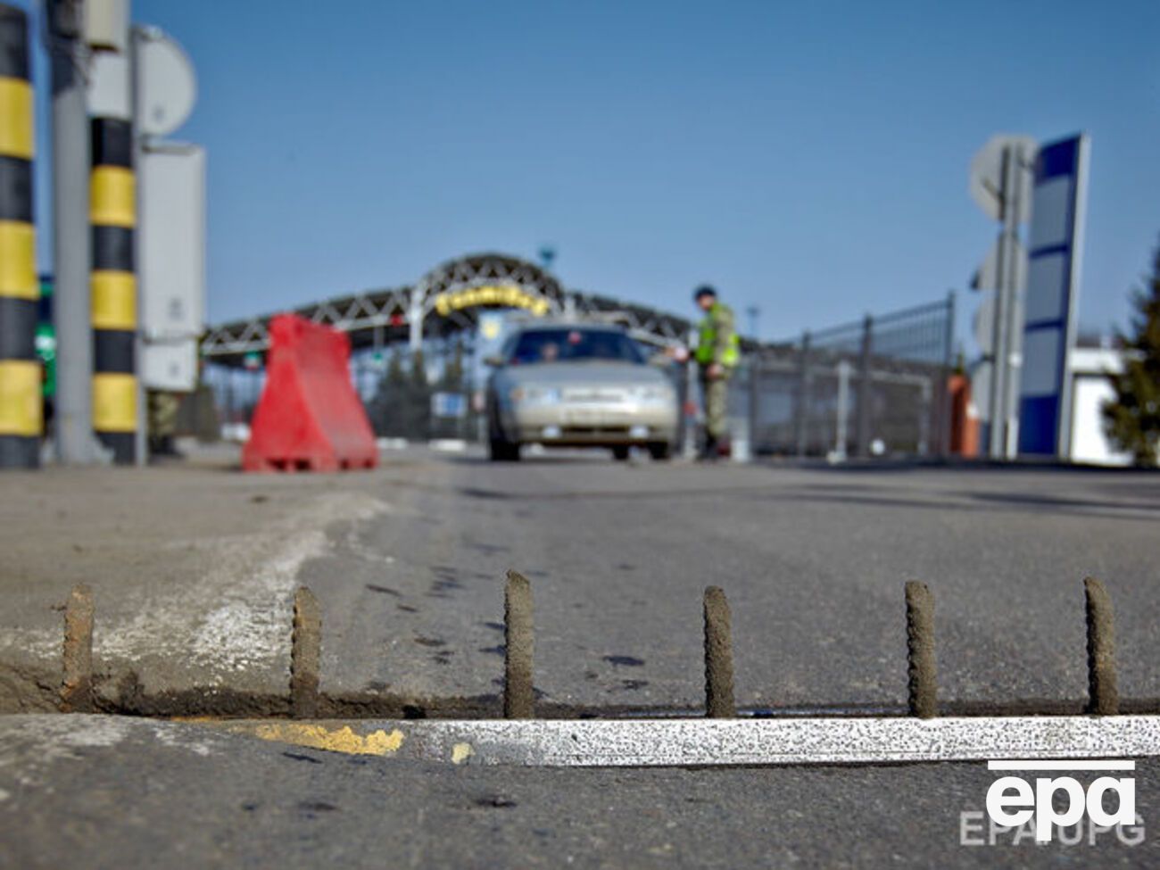 Кабмин может упростить правила выезда из Крыма