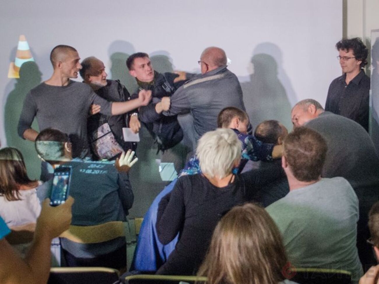 В потасовке также участвовали сам Петр Павленский (крайний слева), одесский художник и поэт Стас Домбровский и художник Александр Ройтбурд