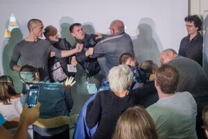В потасовке также участвовали сам Петр Павленский (крайний слева), одесский художник и поэт Стас Домбровский и художник Александр Ройтбурд