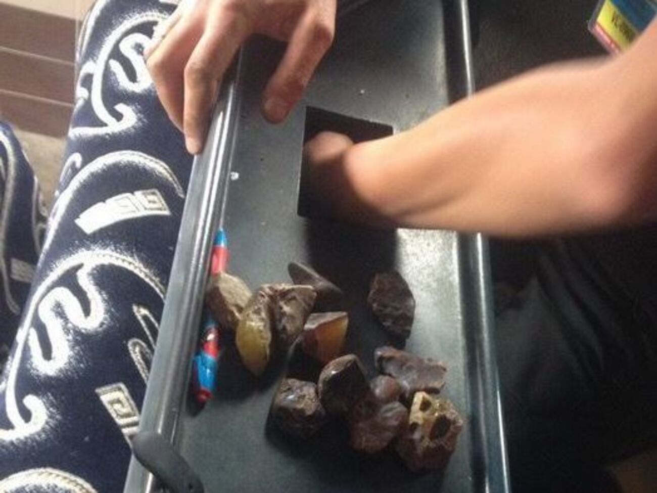 Злоумышленники перевозили янтарь в пассажирском автобусе