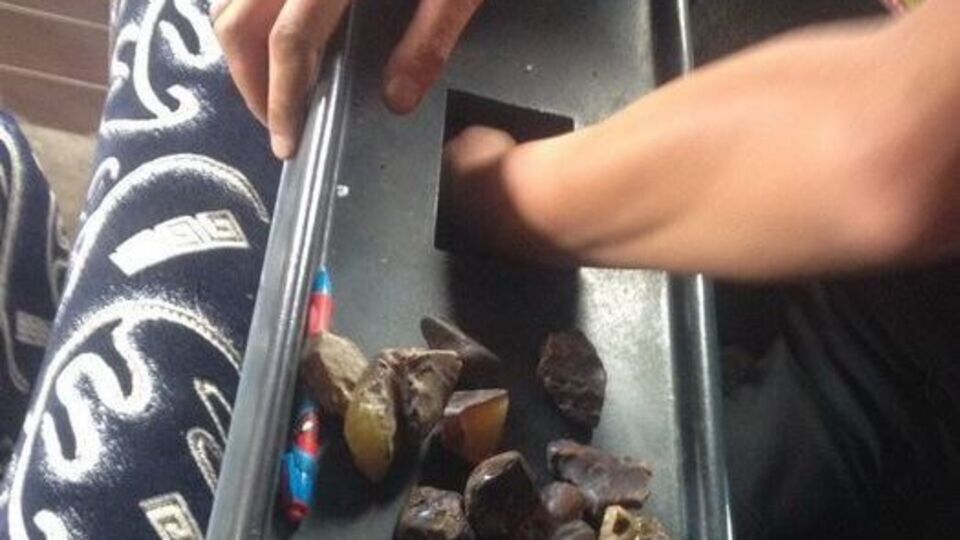 Злоумышленники перевозили янтарь в пассажирском автобусе