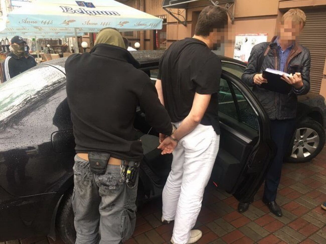 Подозреваемых задержали у офиса нотариуса, где они оформляли сделку