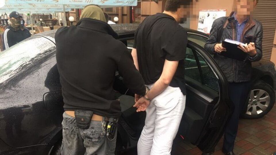 Подозреваемых задержали у офиса нотариуса, где они оформляли сделку