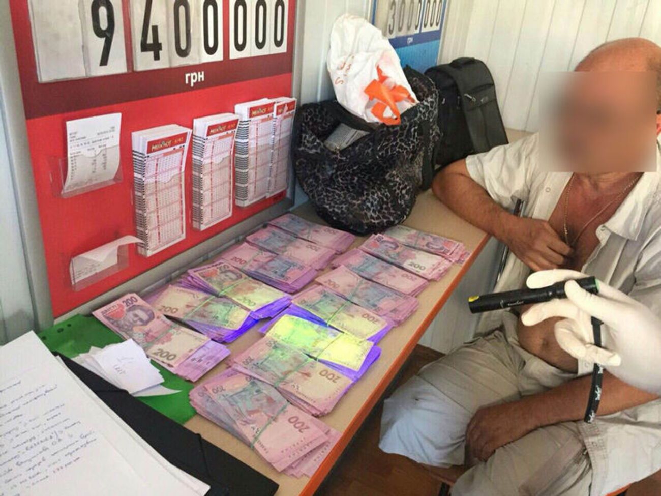 Задержанным сообщили о подозрении в получении неправомерной выгоды в особо крупном размере